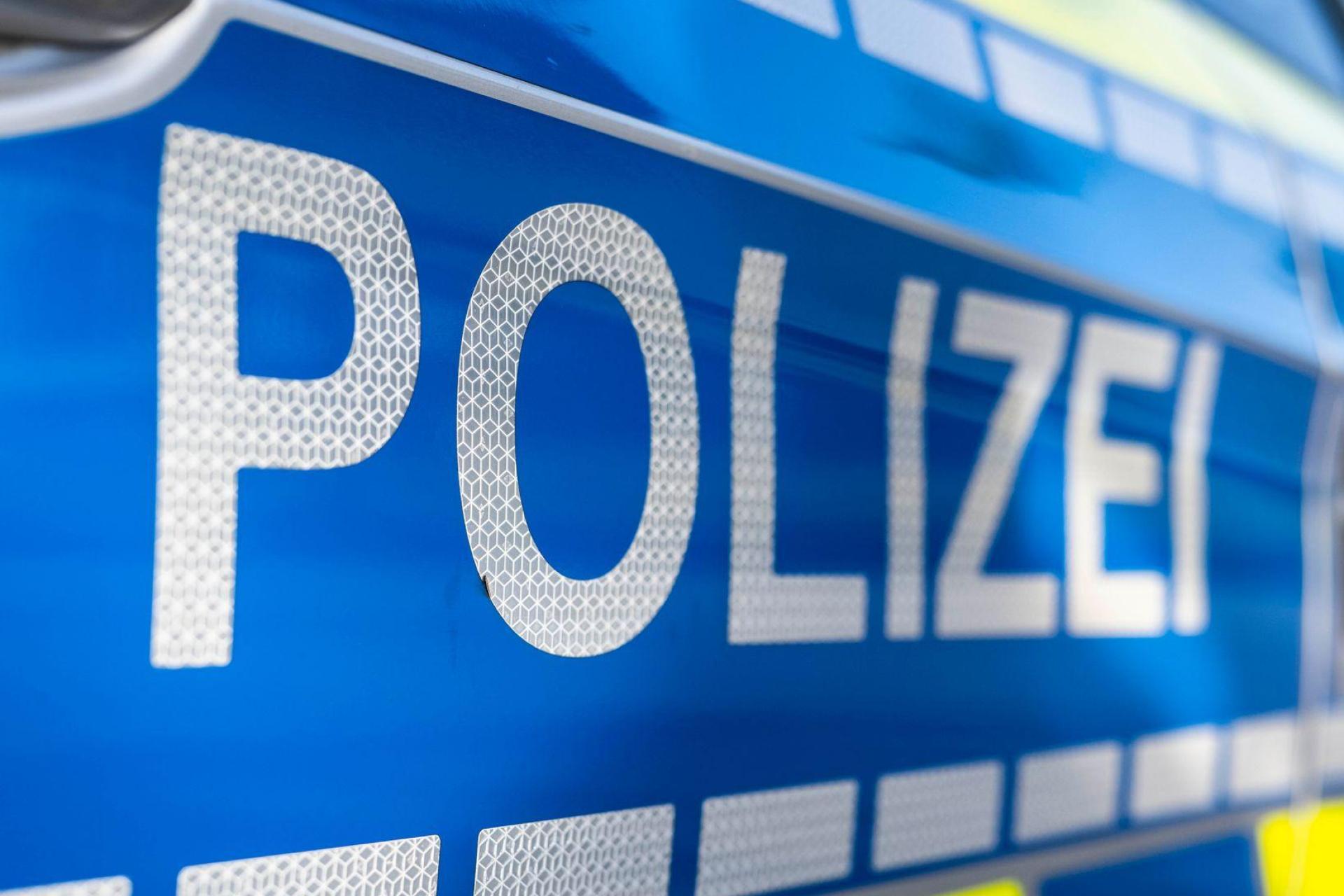 Eine Bewohnerin aus dem Ort alarmierte die Polizei, nachdem die Joggerin zu ihr gekommen war. (Symbolbild: David Inderlied/dpa)