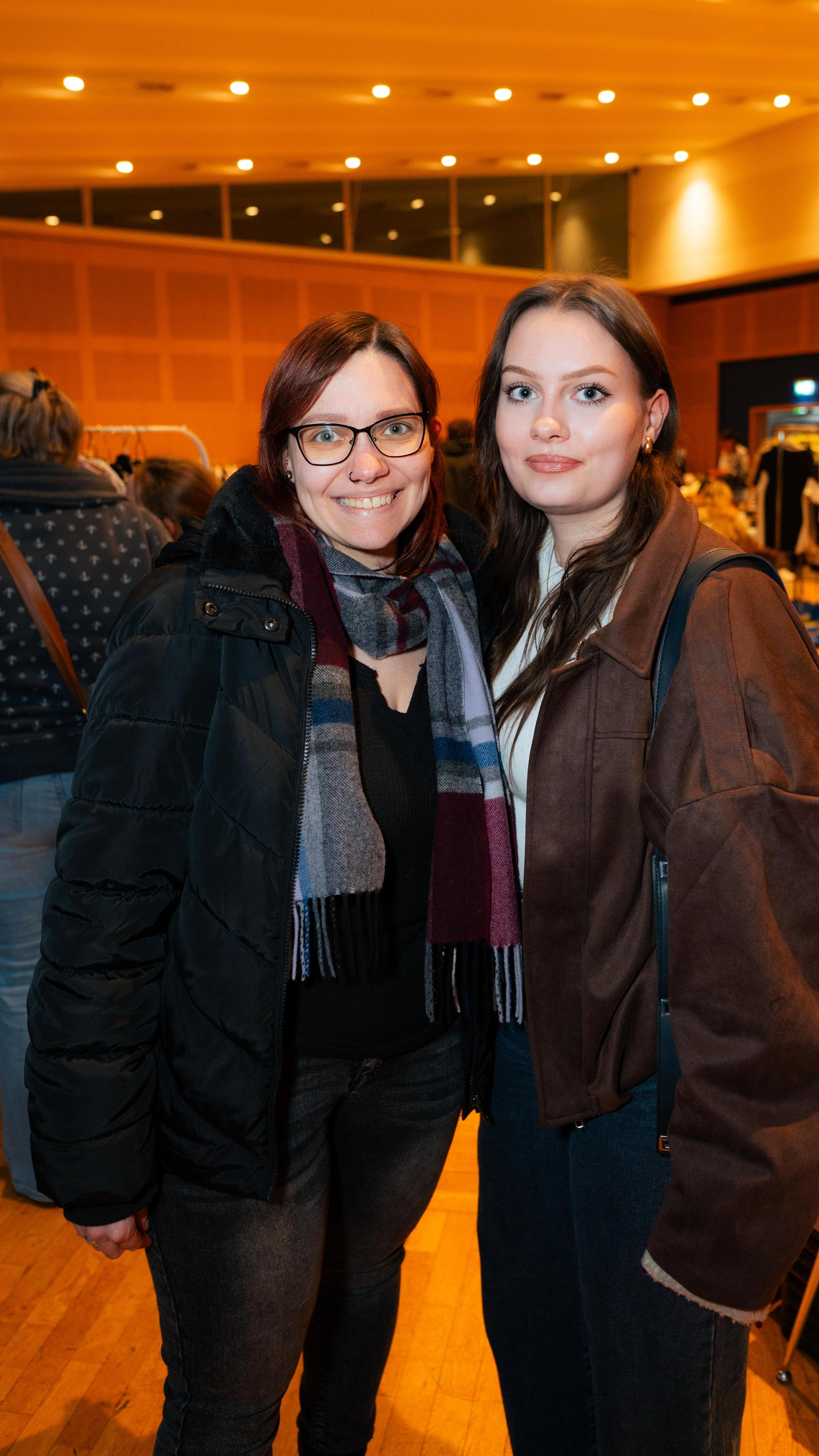Beim Nachtflohmarkt am Freitag in Neustadt/WN herrschte bis 22 Uhr reges Treiben. (Bild: Hannes Stock)