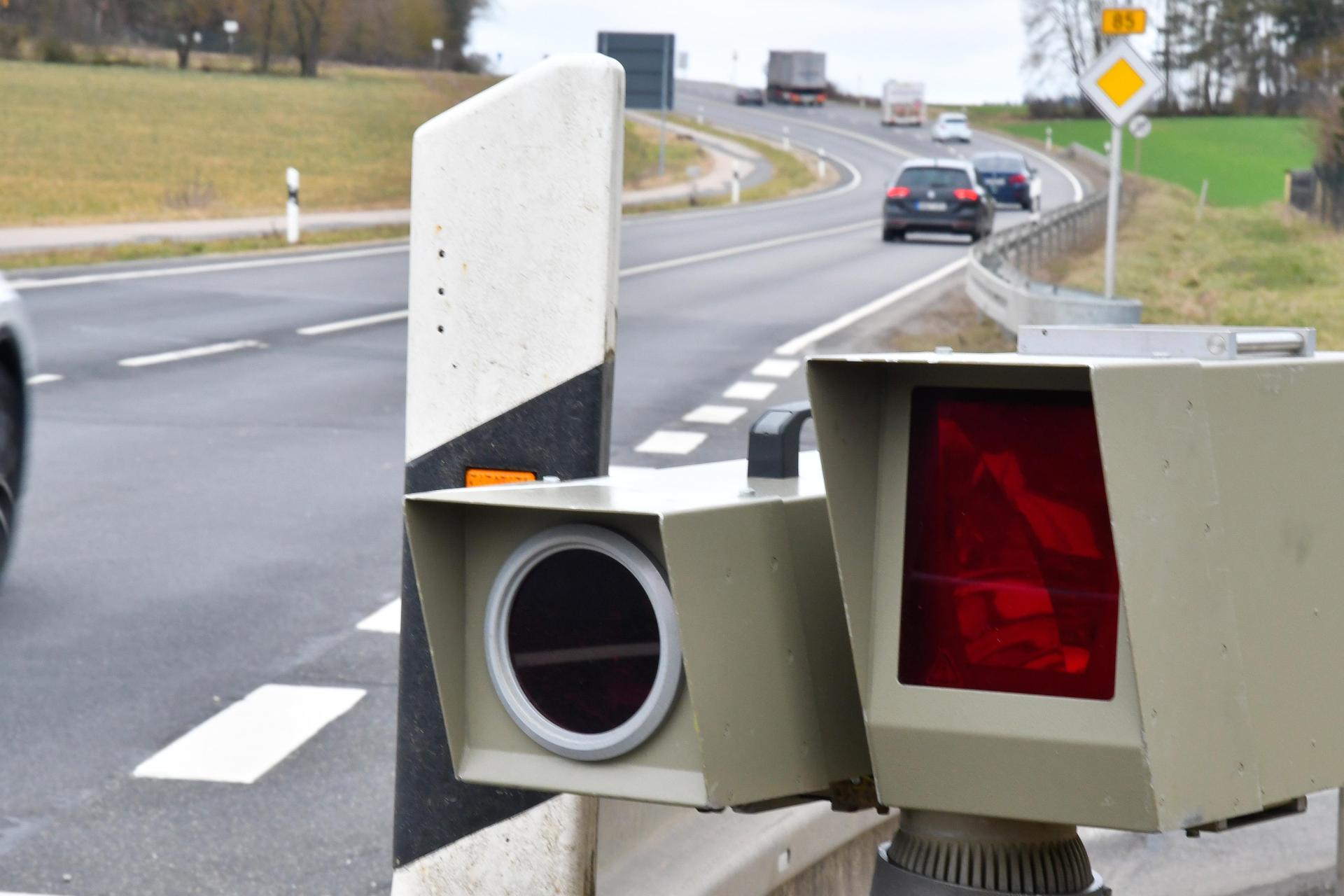 Eine Geschwindigkeitskontrolle bei Ensdorf hat 69 Verstöße ergeben. Bei erlaubten 100 war ein Motorradfahrer mit 182 km/h unterwegs. (Symbolbild: Petra Hartl)
