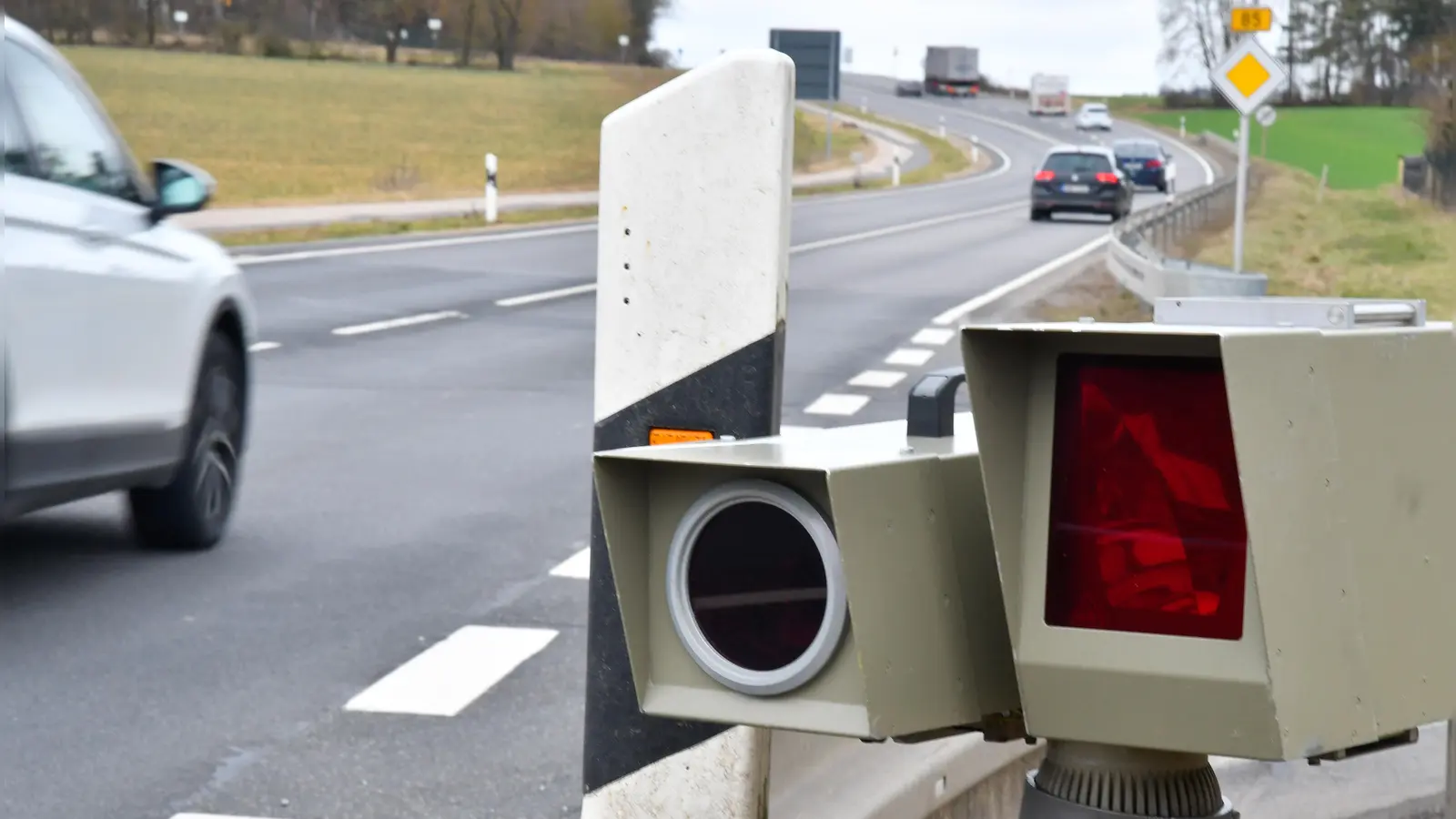 Eine Geschwindigkeitskontrolle bei Ensdorf hat 69 Verstöße ergeben. Bei erlaubten 100 war ein Motorradfahrer mit 182 km/h unterwegs. (Symbolbild: Petra Hartl)