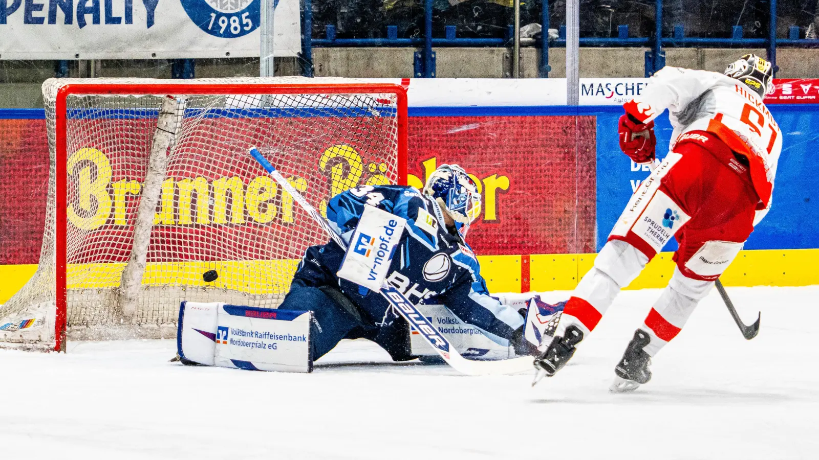 Der Bad Nauheimer Jordan Hickmott (rechts) versenkt einen Penalty zum zwischenzeitlichen 2:0 gegen Weidens Goalie Michael McNiven. Die Partie endete mit 4:0 für den EC Bad Nauheim.  (Bild: Elke Englmaier)