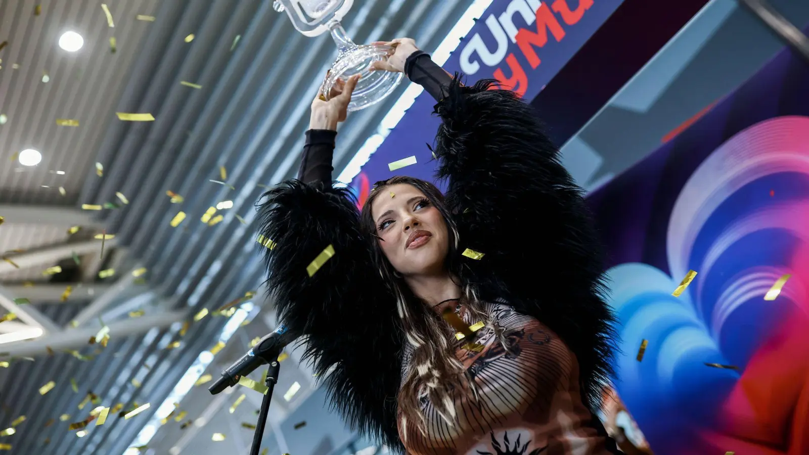 Am Sonntag war Dara bereits am Flughafen von Sofia von Fans gefeiert worden. (Archivbild) (Bild: -/AP/dpa)