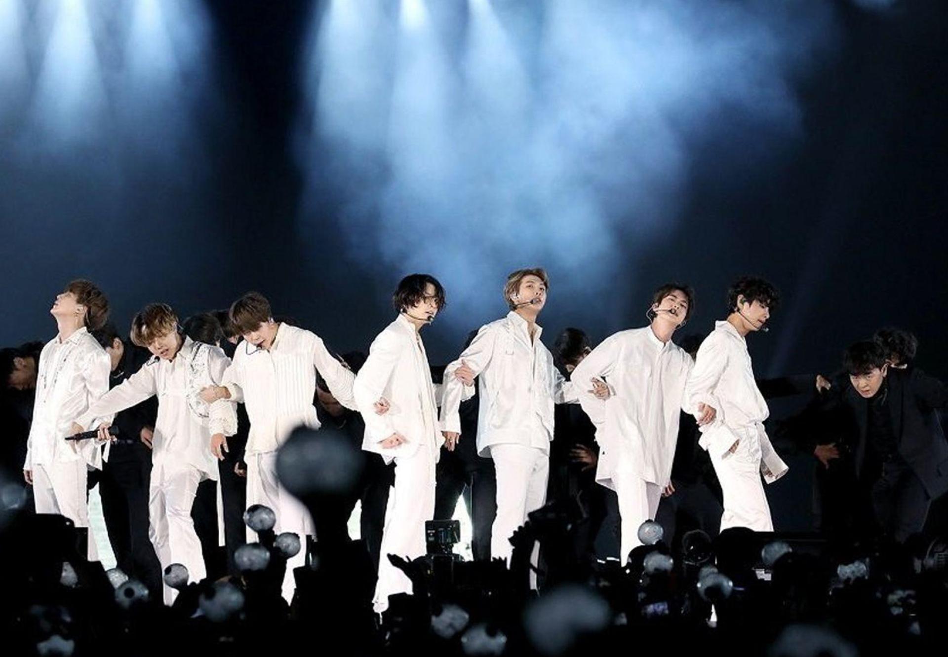 Bald wird die südkoreanische Boyband BTS wieder auf der großen Bühne stehen - wie hier 2019 im King Fahd International Stadion in Saudi-Arabien. (Archivbild: -/YNA/dpa)