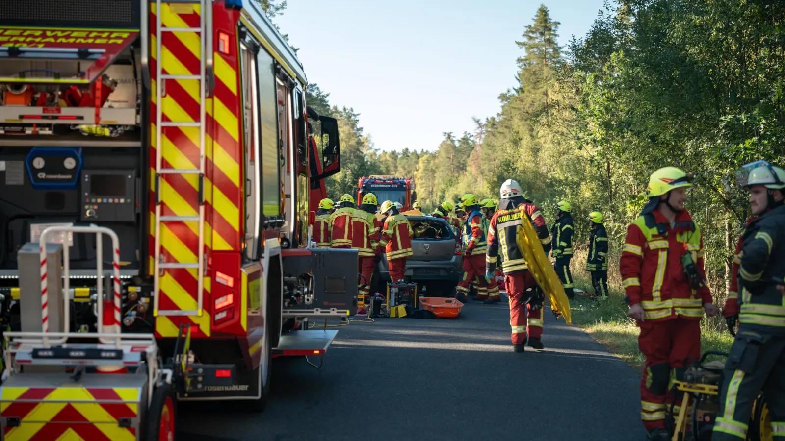 In der Spitze sollen bis zu 100 Feuerwehrleute und 80 Sanitäter und Notärzte im Einsatz gewesen sein.  (Bild: Marina Gube)