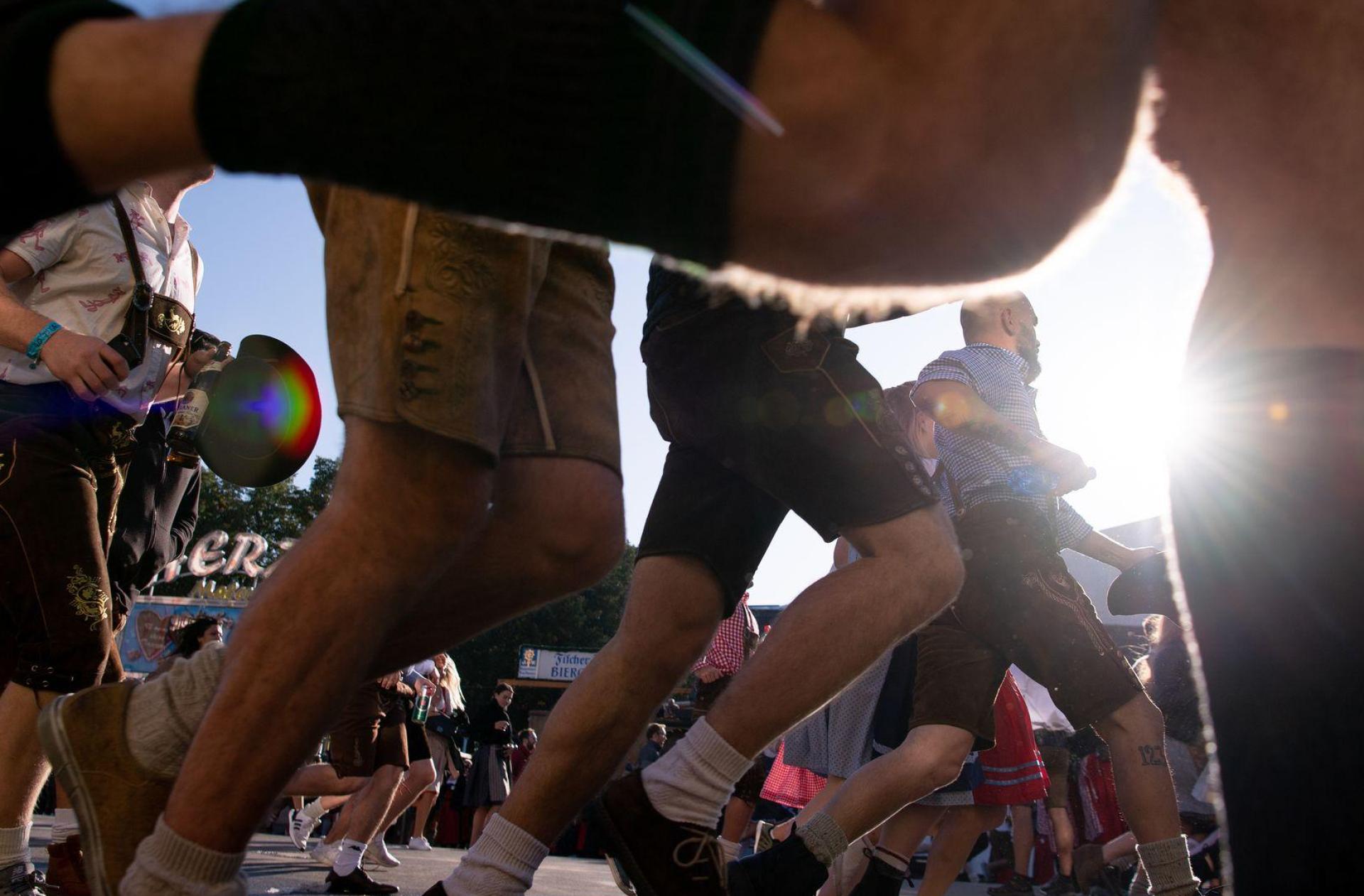 Auftakt zum Oktoberfest. Die ersten Wiesnbesucher rennen zu den Festzelten - zum Großteil in Lederhosen und Dirndl. (Archivbild) (Bild: Sven Hoppe/dpa)
