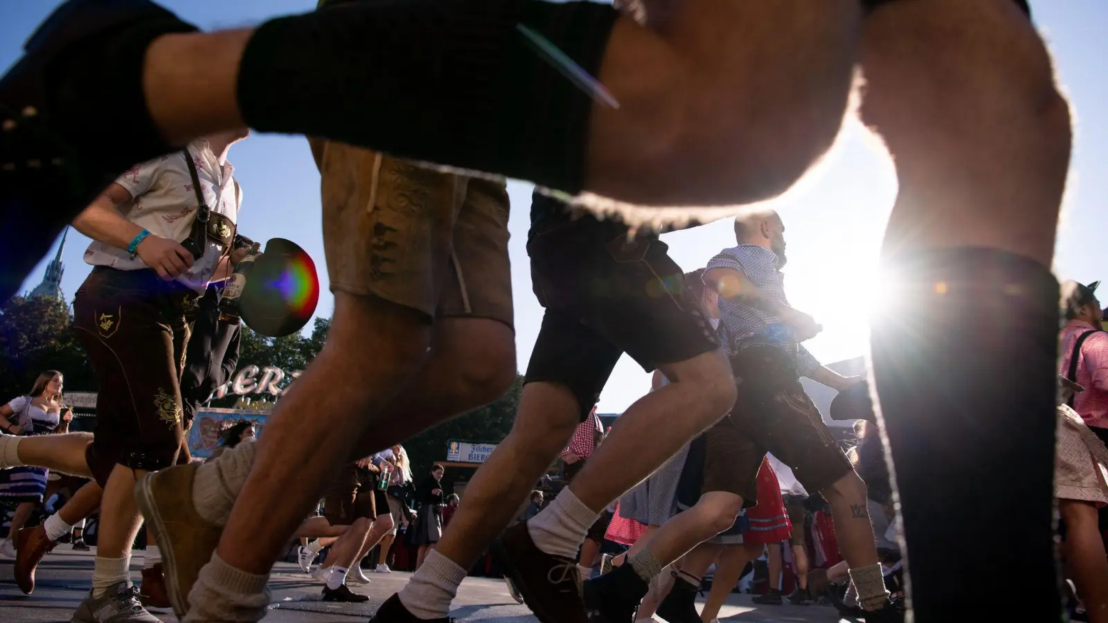 Auftakt zum Oktoberfest. Die ersten Wiesnbesucher rennen zu den Festzelten - zum Großteil in Lederhosen und Dirndl. (Archivbild) (Bild: Sven Hoppe/dpa)