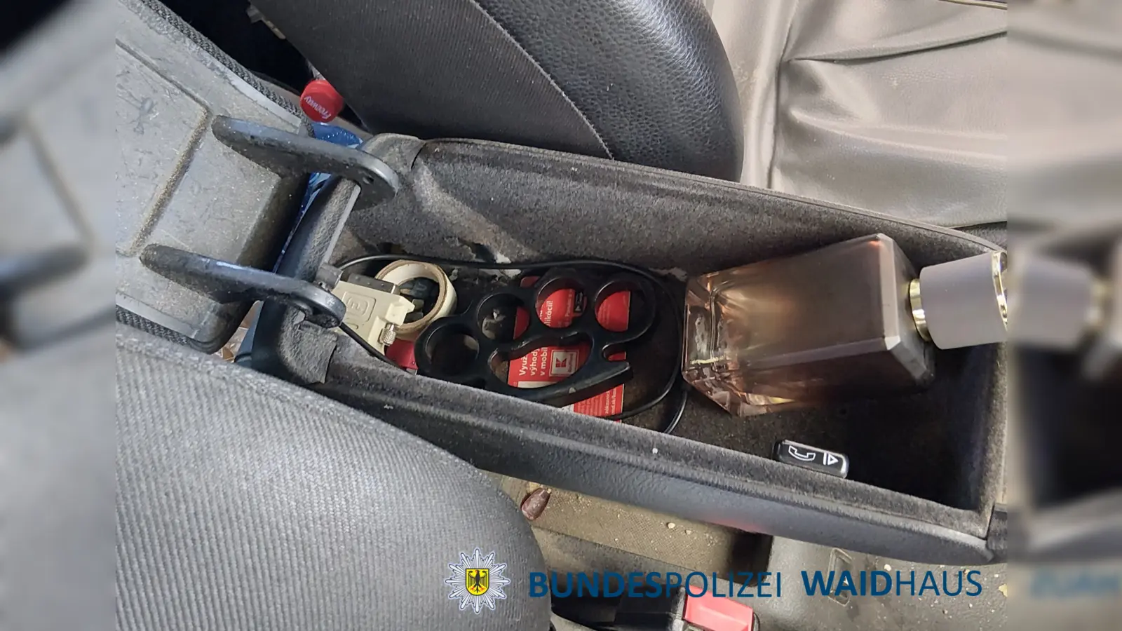 Beamte der Bundespolizeiinspektion Waidhaus stellten am vergangenen Wochenende bei Grenzkontrollen insgesamt vier Verstöße gegen das Waffengesetz fest. In einem Fall fanden sie einen Schlagring in der Mittelkonsole eines Autos. (Bild: Bundespolizeiinspektion Waidhaus)