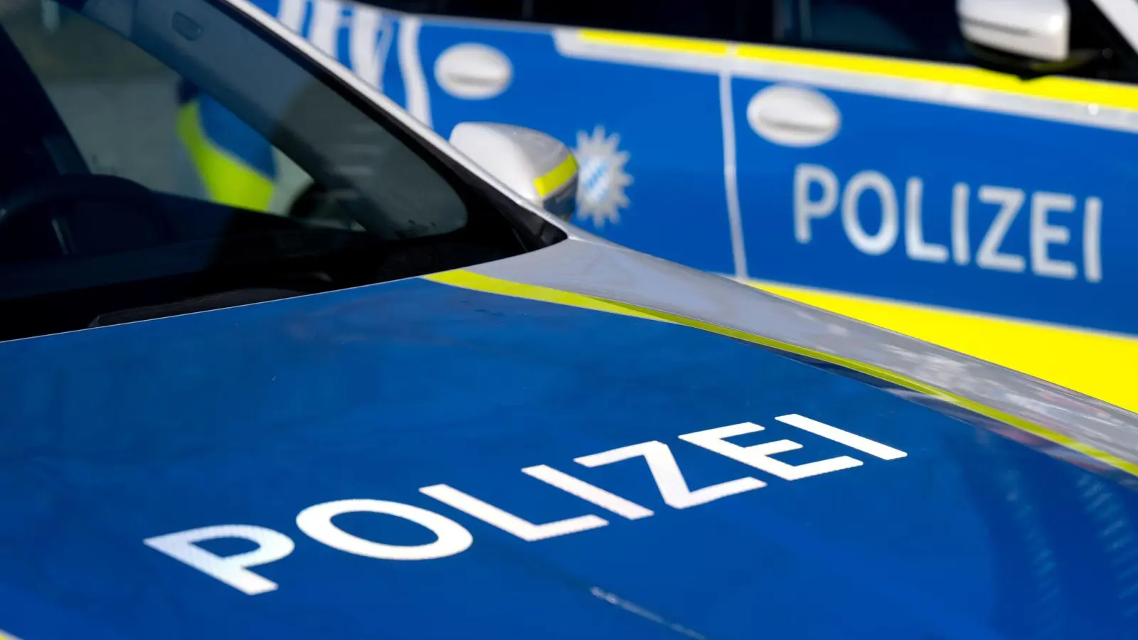 In Amberg übersieht eine Autofahrerin eine Radfahrerin beim Abbiegen.  (Symbolbild: Sven Hoppe/dpa)