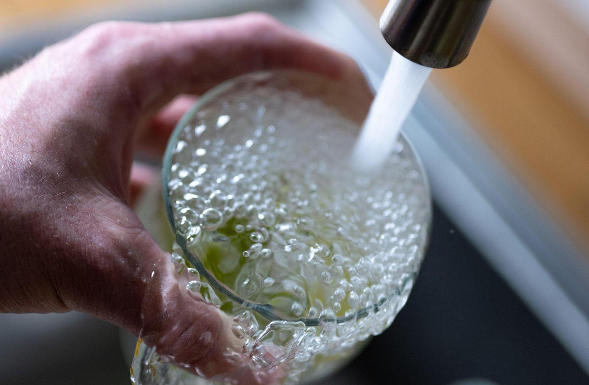 In Ursulapoppenricht kommt momentan kein Trinkwasser aus der Leitung: Hier hat es einen Wasserrohrbruch gegeben. (Symbolbild: Monika Skolimowska/dpa)