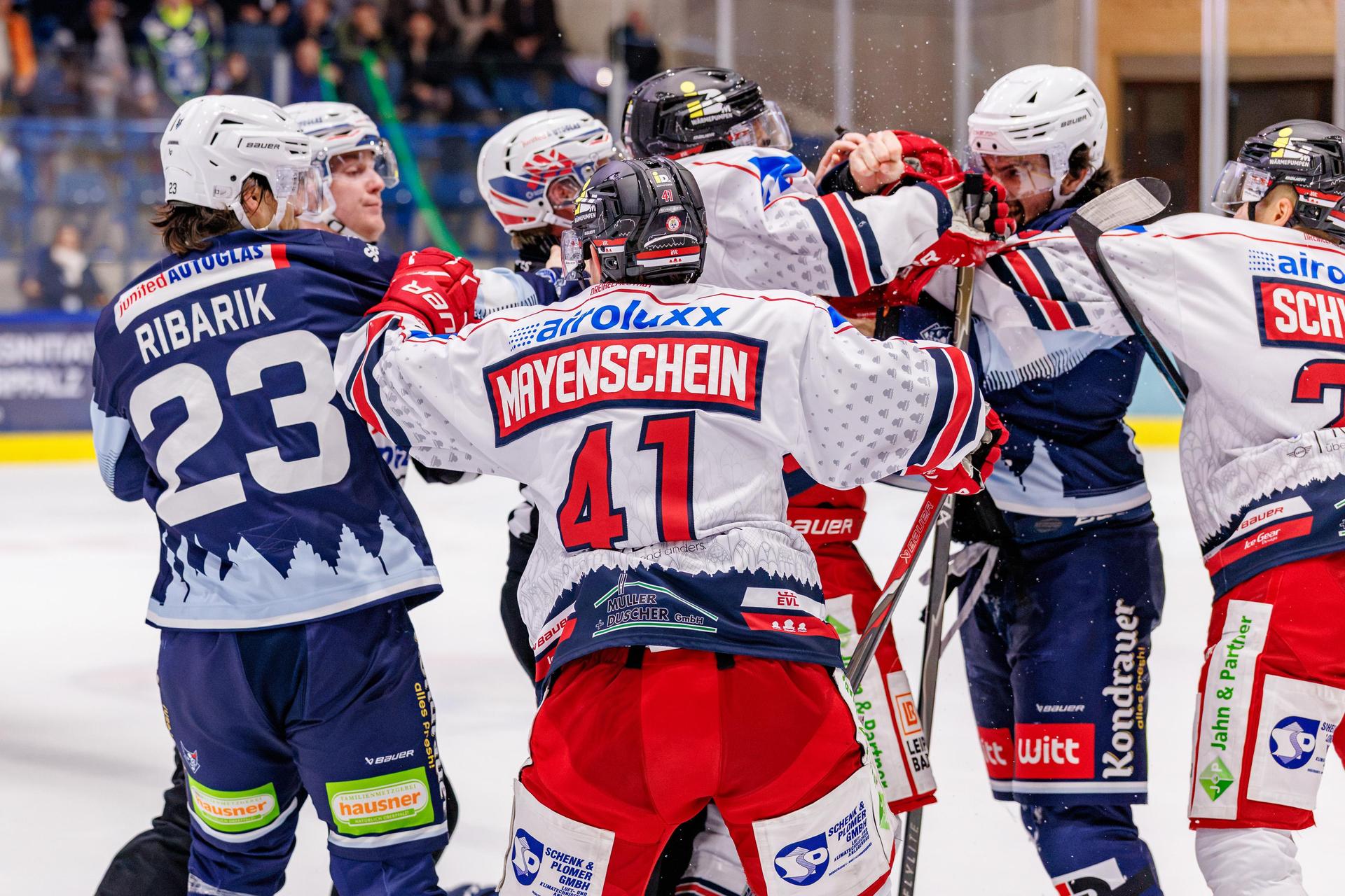 Nicht nur auf dem Eis ging es am Freitagabend hart zur Sache, auch auf der Tribüne kam es zu einem Handgemenge zwischen Anhängern aus Weiden und Landshut.  (Bild: Werner Moller)