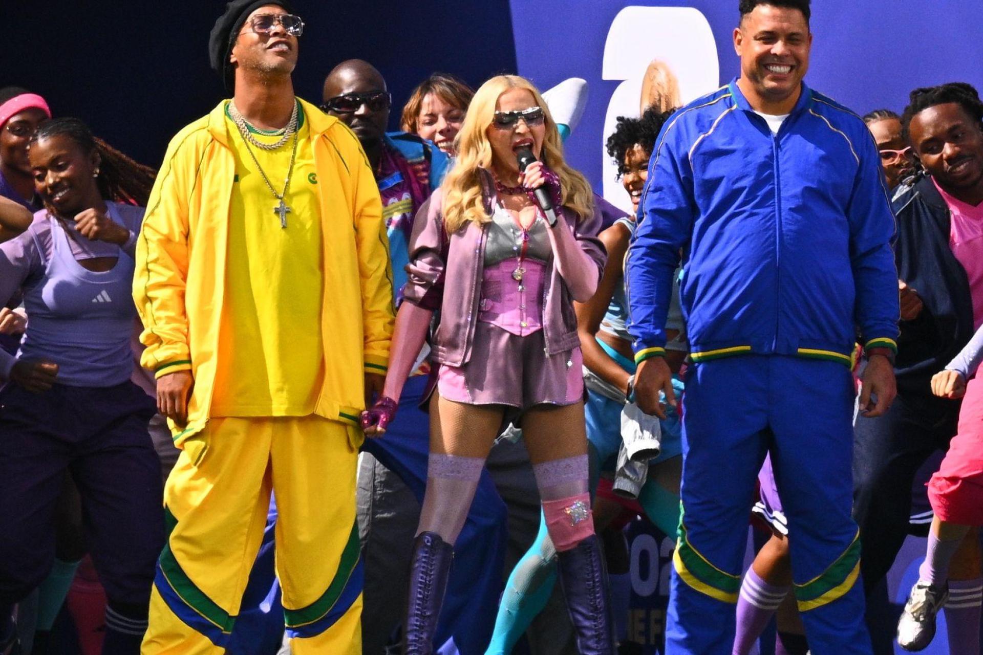 Bunte Mischung: Madonna mit Brasiliens Fußballlegenden Ronaldinho (l) und Ronaldo. (Bild: Tom Weller/dpa)