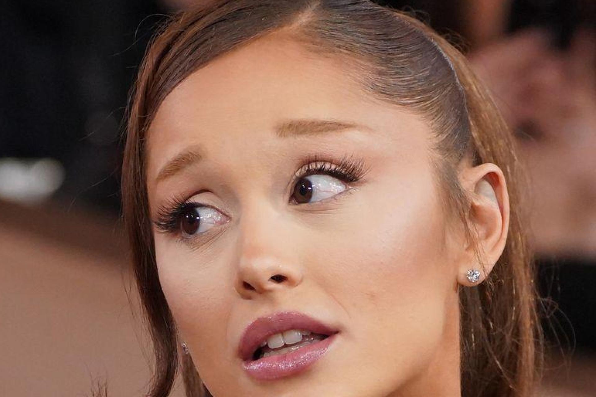An der Diskussion um Ariana zeigt sich eine gesellschaftliche Debatte über Schönheitsideale und ihre Folgen. (Archivbild)  (Bild: Jordan Strauss/Invision/dpa)