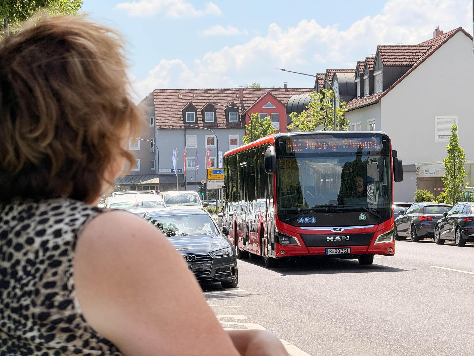 Ab September gewinnt die Busverbindung zwischen Amberg und Weiden durch einen einstündigen Taktverkehr an Wochentagen bis in den späten Abend hinein an Attraktivität. Aus der heutigen Nummer 455 wird dann die Linie 490 E. (Bild: Gabi Schönberger)