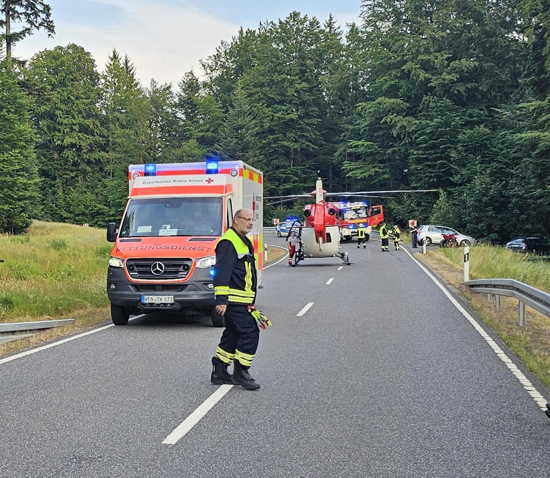 Auf der Staatsstraße zwischen Gehenhammer und Waldkirch ist am Dienstagabend ein 26-jähriger Motorradfahrer schwer verunglückt. Er kam mit dem Rettungshubschrauber in das Klinikum Weiden. (Bild: Feuerwehr Waldkirch/exb)