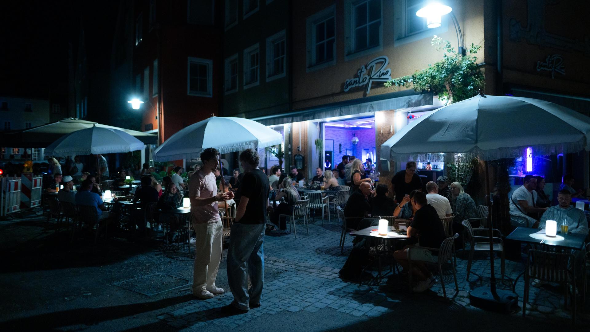 Eindrücke des Abends in der SantoRino Bar. (Bild: Hannes Stock)