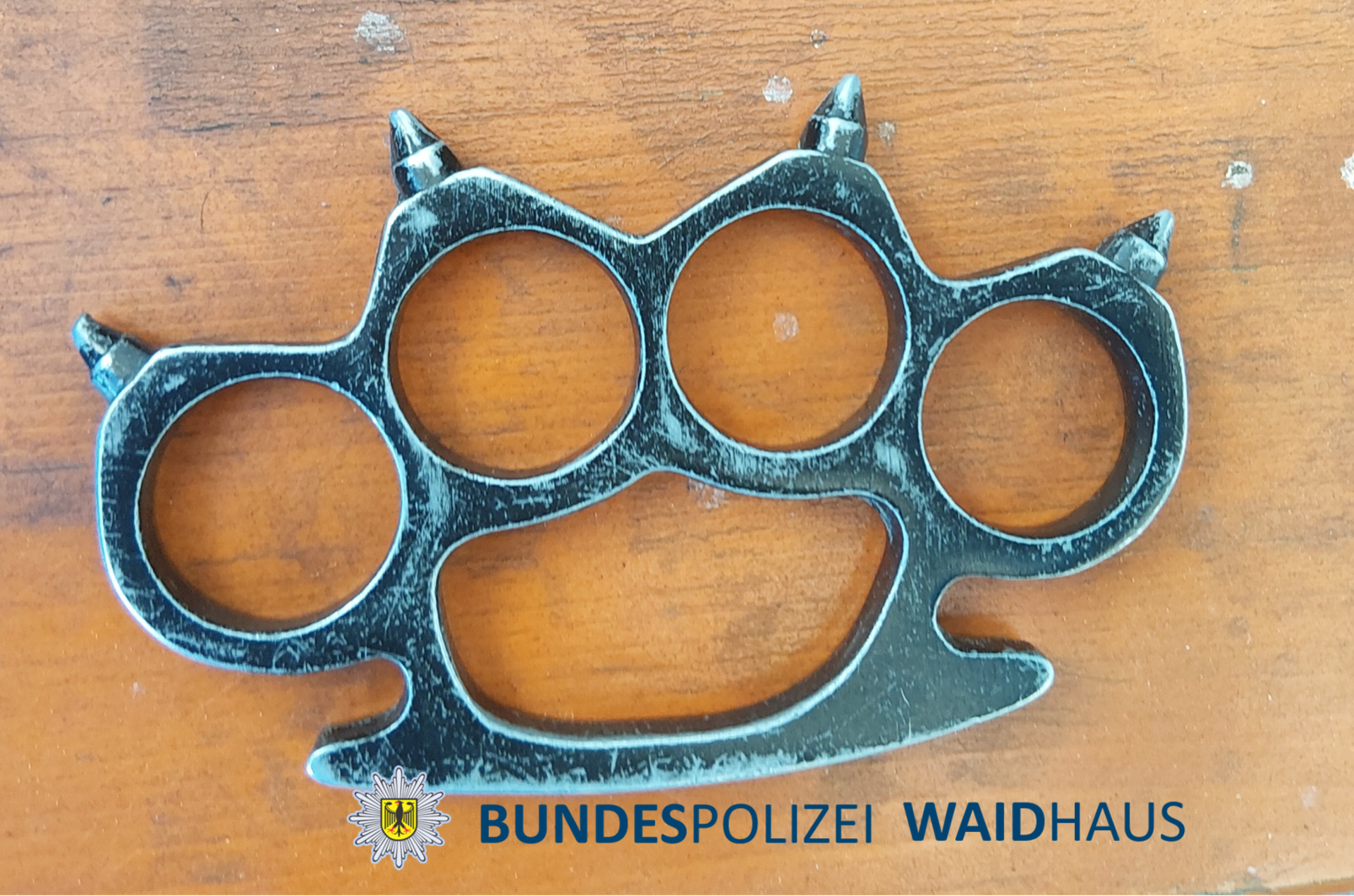 Die Bundespolizei Waidhaus hat bei Kontrollen an der A6 unter anderem einen Schlagring sichergestellt. (Bild: Bundespolizei)