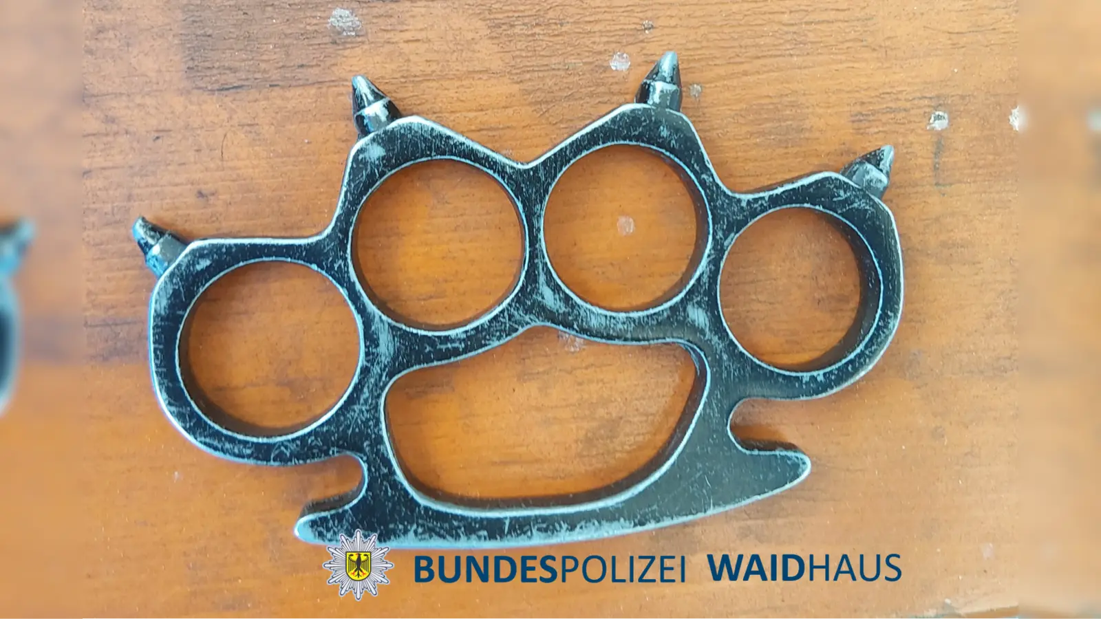 Die Bundespolizei Waidhaus hat bei Kontrollen an der A6 unter anderem einen Schlagring sichergestellt. (Bild: Bundespolizei)