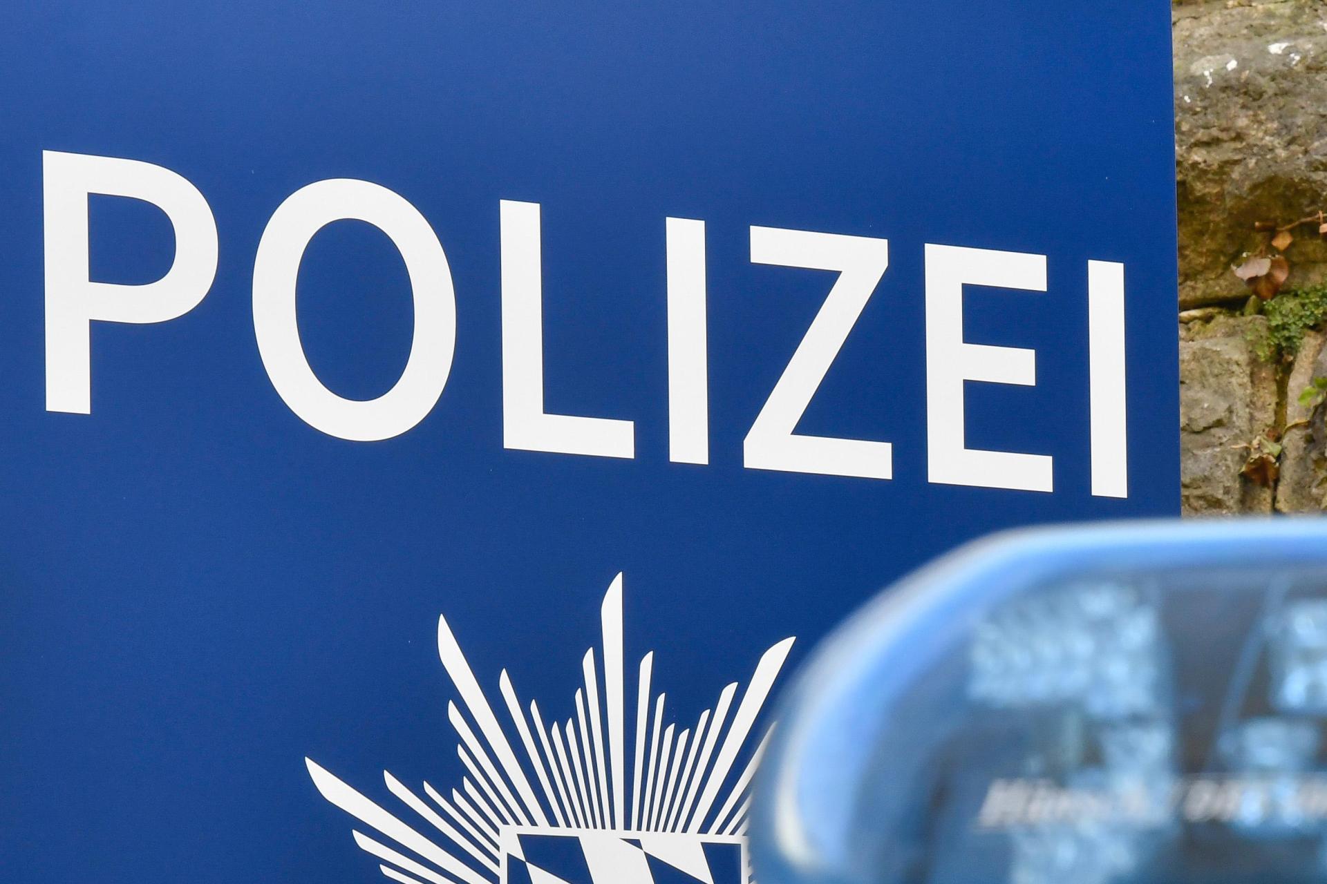 Eine 52-jährige Frau wurde in einem Bekleidungsgeschäft in Weiden beim Diebstahl von Kleidung im Wert von 63 Euro erwischt. (Symbolbild: Petra Hartl)