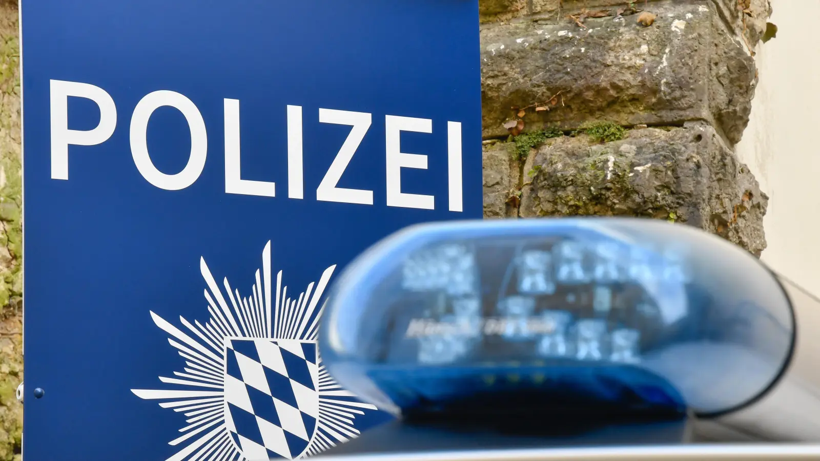Eine Mitarbeiterin hat in Amberg einen 42-Jährigen beim Diebstahl beobachtet. Die Polizei fand weiteres Diebesgut unter seinem Shirt. (Symbolbild: Petra Hartl)