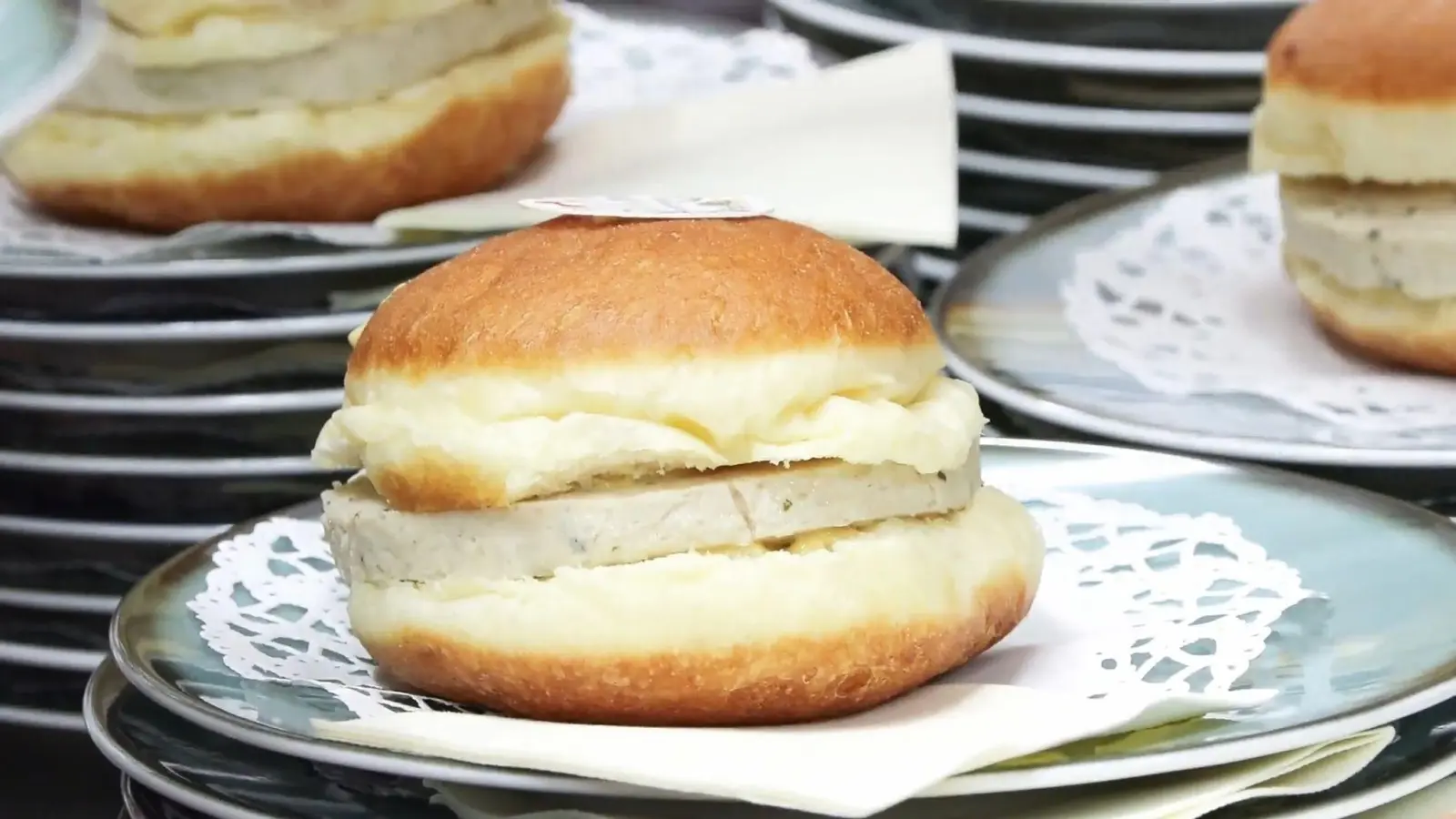 Münchens Wirtschaftsreferent sieht in dem Krapfen eine Art bayerischen Burger. (Bild: -/München TV/dpa)