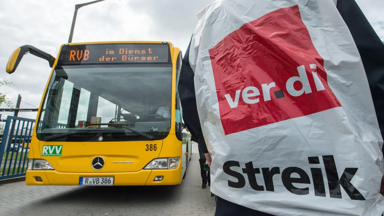 Am 14. April ruft die Gewerkschaft ver.di in mehreren bayerischen Städten zum Streik im öffentlichen Nahverkehr auf - auch in Regensburg. (Archivbild: Armin Weigel/dpa)