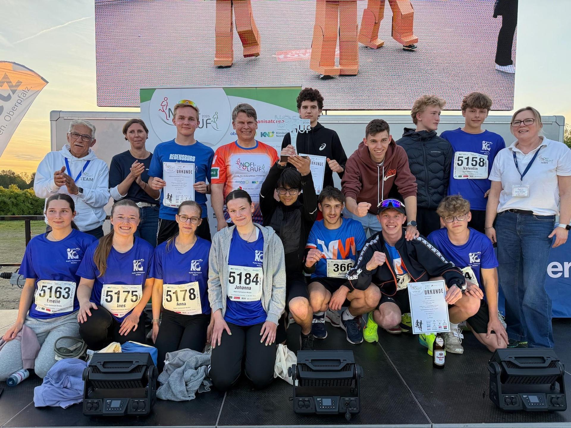 Die Teams des Kepler-Gymnasiums Weiden, der Volksbank-Raiffeisenbank-Nordoberpfalz und des Stiftland-Gymnasiums Tirschenreuth stehen in der Kategorie „Schnellstes Azubi-Team“ auf dem Siegertreppchen. (Bild: Stephan Huber)