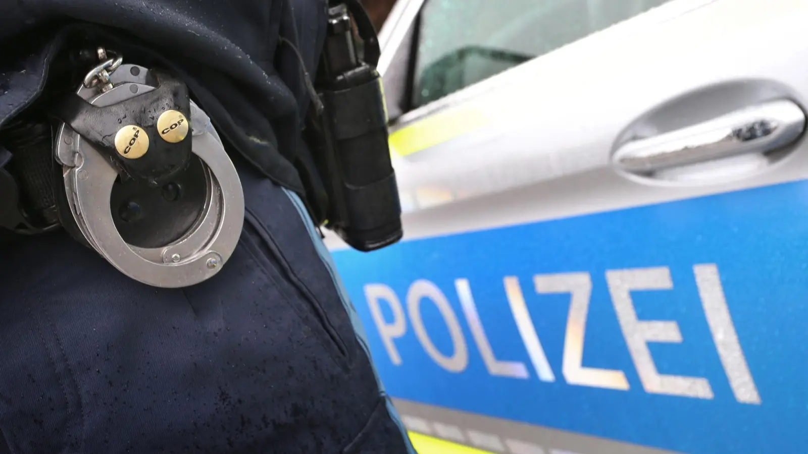 Ein Streit zwischen zwei Autofahrern in Sulzbach-Rosenberg eskaliert, als ein 58-Jähriger einen 32-Jährigen anfährt. Beide Männer stehen nun vor rechtlichen Konsequenzen. (Symbolbild: Karl-Josef Hildenbrand/dpa)