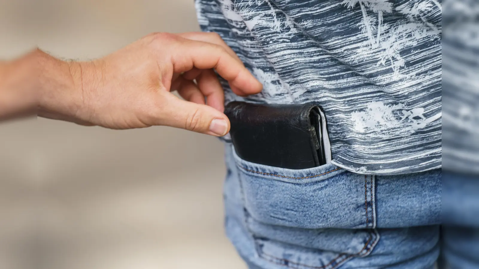 Auf einem Parkplatz am Bahnhof in Amberg ist einer 52-Jährigen die Geldbörse gestohlen worden. (Symbolbild: Andreas Arnold/dpa)