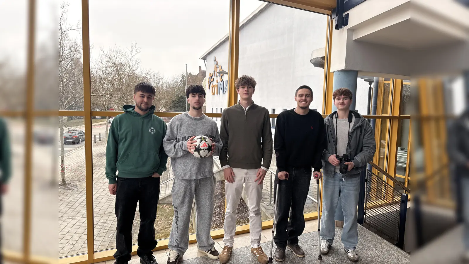 Die Organisatoren des Turniers: (von links) Samuel Melchner, Schüler des HCA, Noah Keller, Schüler des HCA und Jugend-Nationalspieler, Michael Ehbauer von der FOSBOS, André Sena Seitz, Schülersprecher der FOSBOS, sowie Social Media Video und Fotograph Julian Grahl. (Bild: Lukas Büchold)