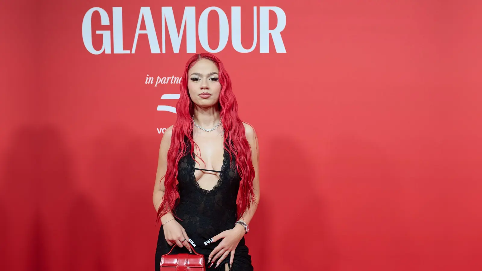 Die Rapperin Badmómzjay wurde Ende vergangenen Jahres vom Magazin „Glamour” als „Gamechanger” geehrt. (Archivbild: Annette Riedl/dpa)