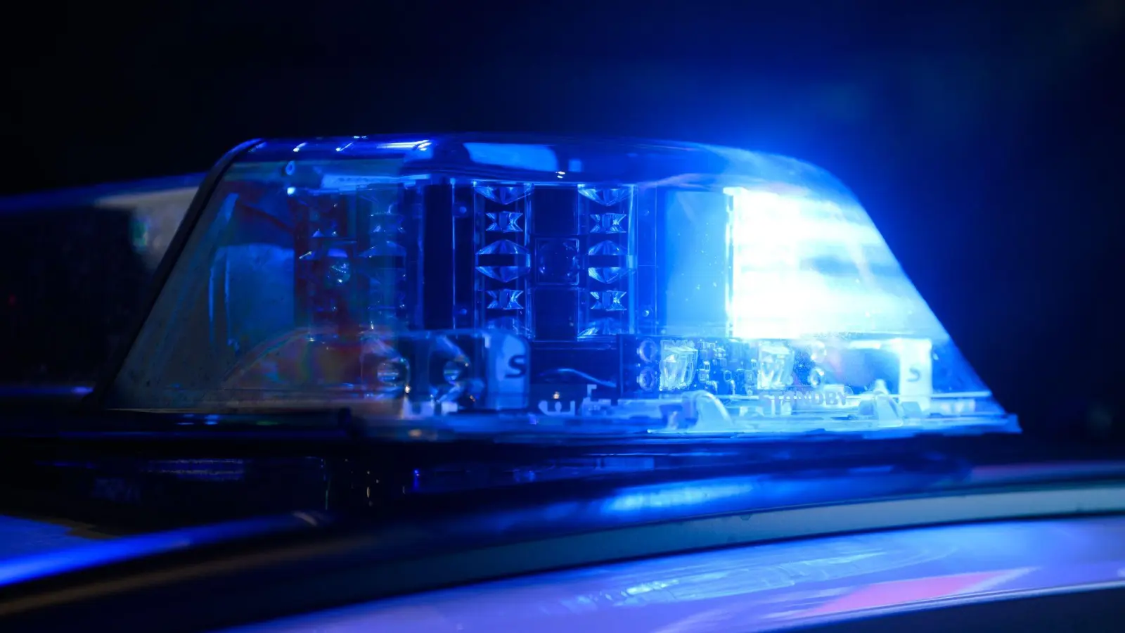 Unfallflucht auf der A 93: Ein 77-jähriger Fahrer wurde verletzt, als er einem rücksichtslosen Überholmanöver ausweichen musste.  (Symbolbild: Julian Stratenschulte/dpa)