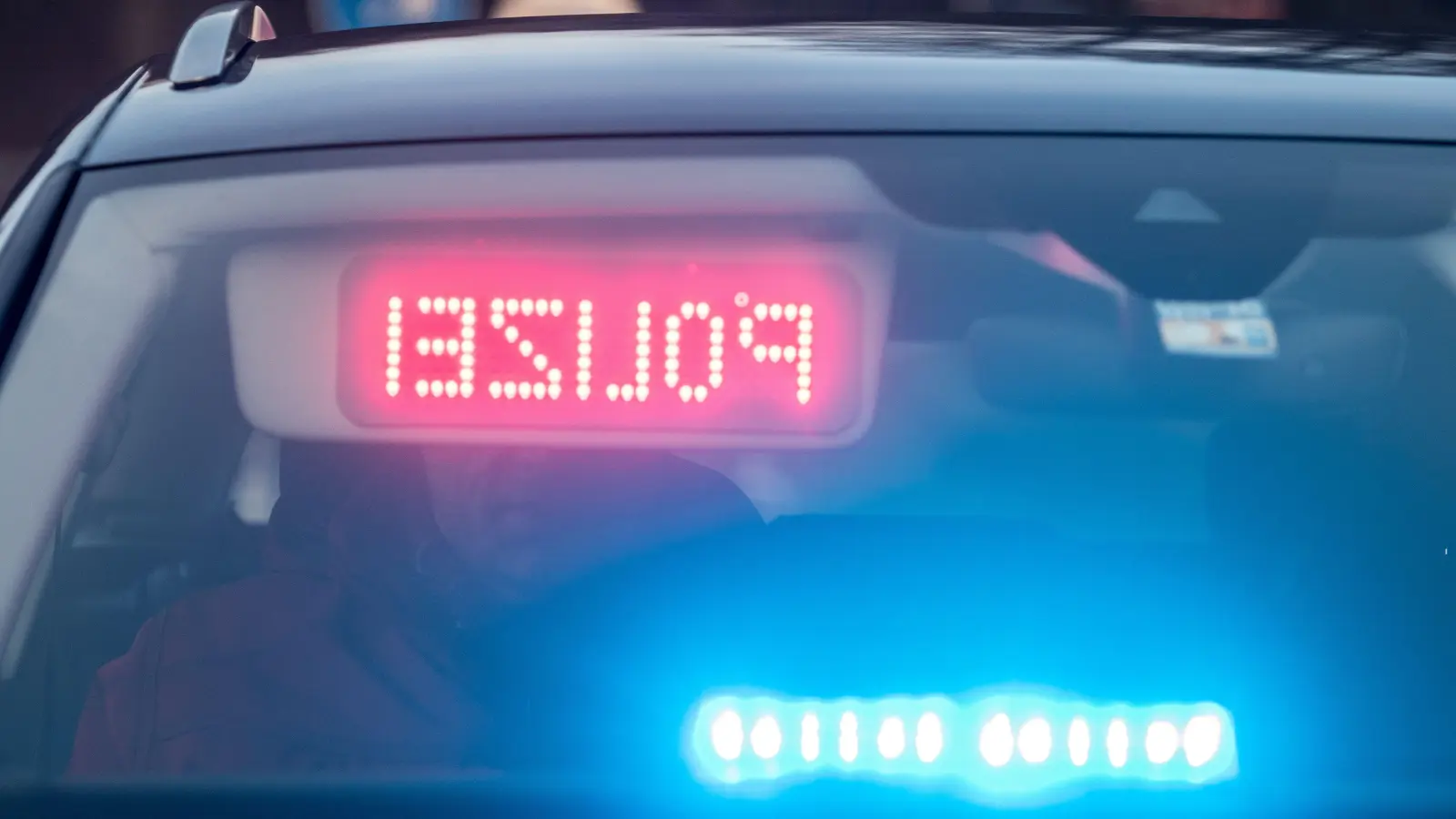 Ein Unbekannter hat auf dem Parkplatz hinter der VHS in der Luitpoldstraße in Weiden einen geparkten Mercedes beschädigt und ist weitergefahren. (Symbolbild: Armin Weigel/dpa)