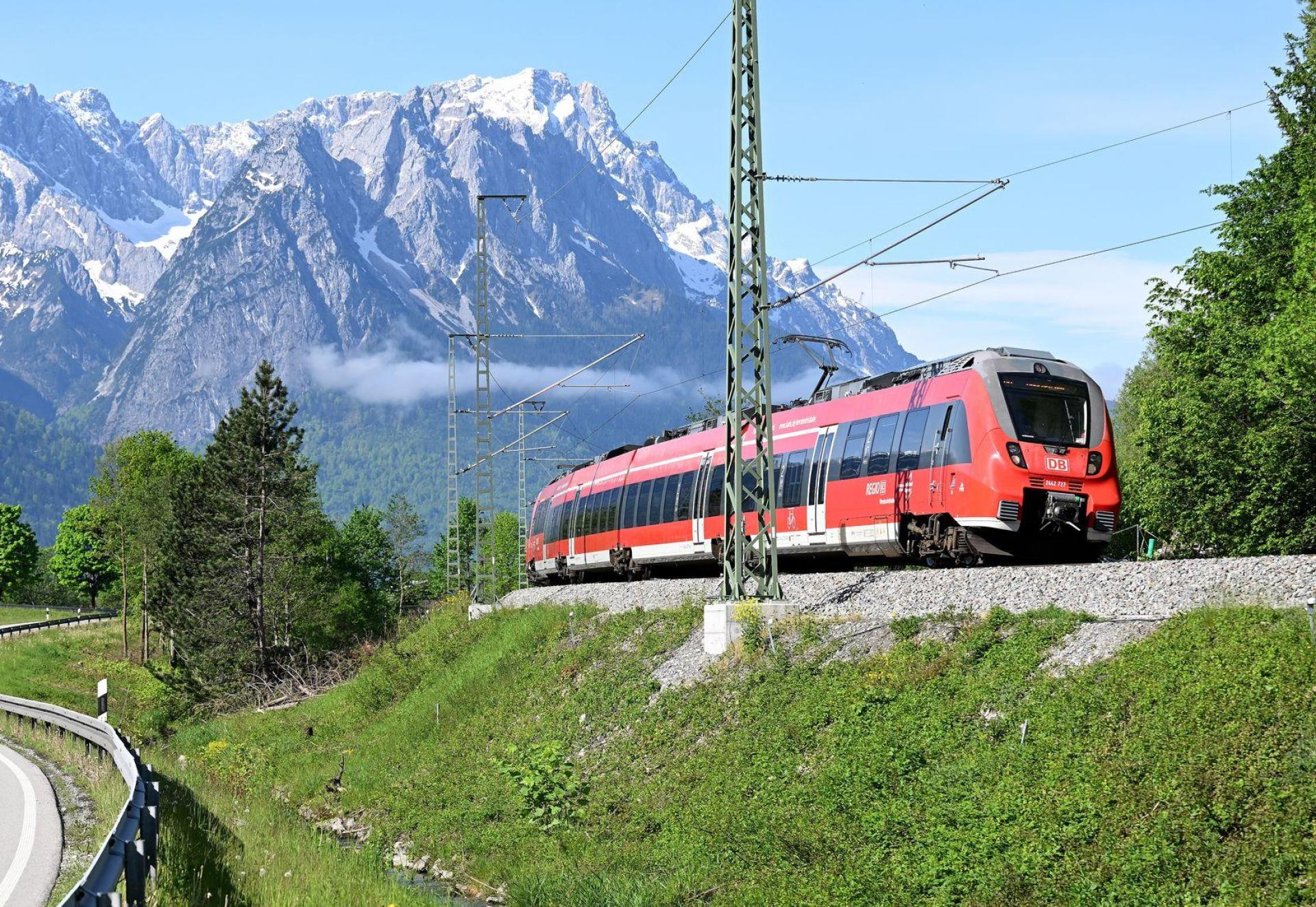 Die Bahn belohnt auch dieses Jahr Einserschüler mit einer Freifahrt. (Symbolbild: Angelika Warmuth/dpa)