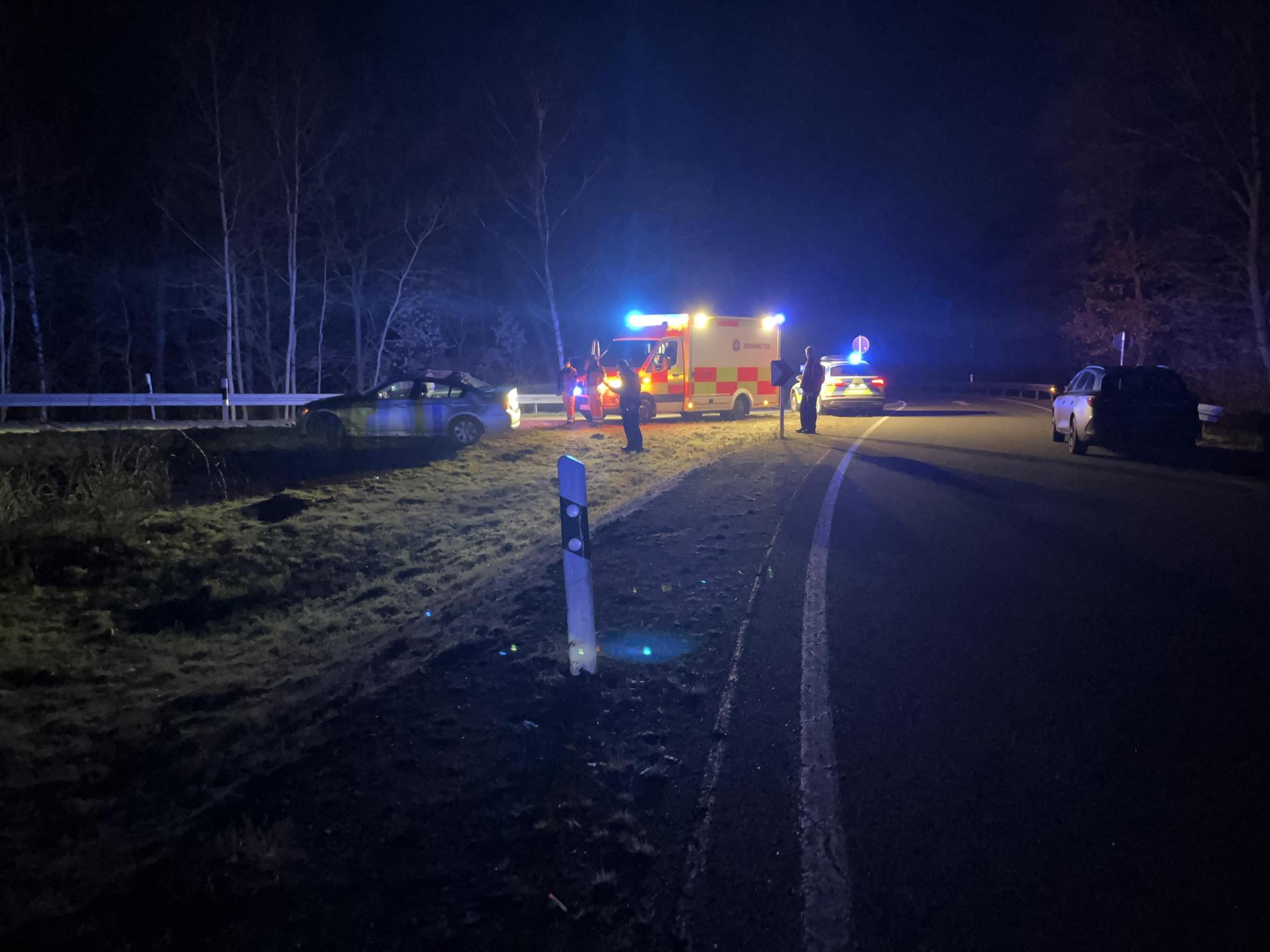 Ein 21-jähriger Schwandorfer überschlägt sich mit seinem Auto auf der B 85 bei Heselbach. Der Mann ist zum Unfallzeitpunkt alkoholisiert. (Symbolbild: PI Schwandorf, POMin Schlee)