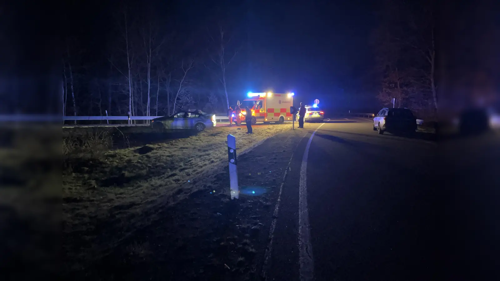 Ein 21-jähriger Schwandorfer überschlägt sich mit seinem Auto auf der B 85 bei Heselbach. Der Mann ist zum Unfallzeitpunkt alkoholisiert. (Symbolbild: PI Schwandorf, POMin Schlee)