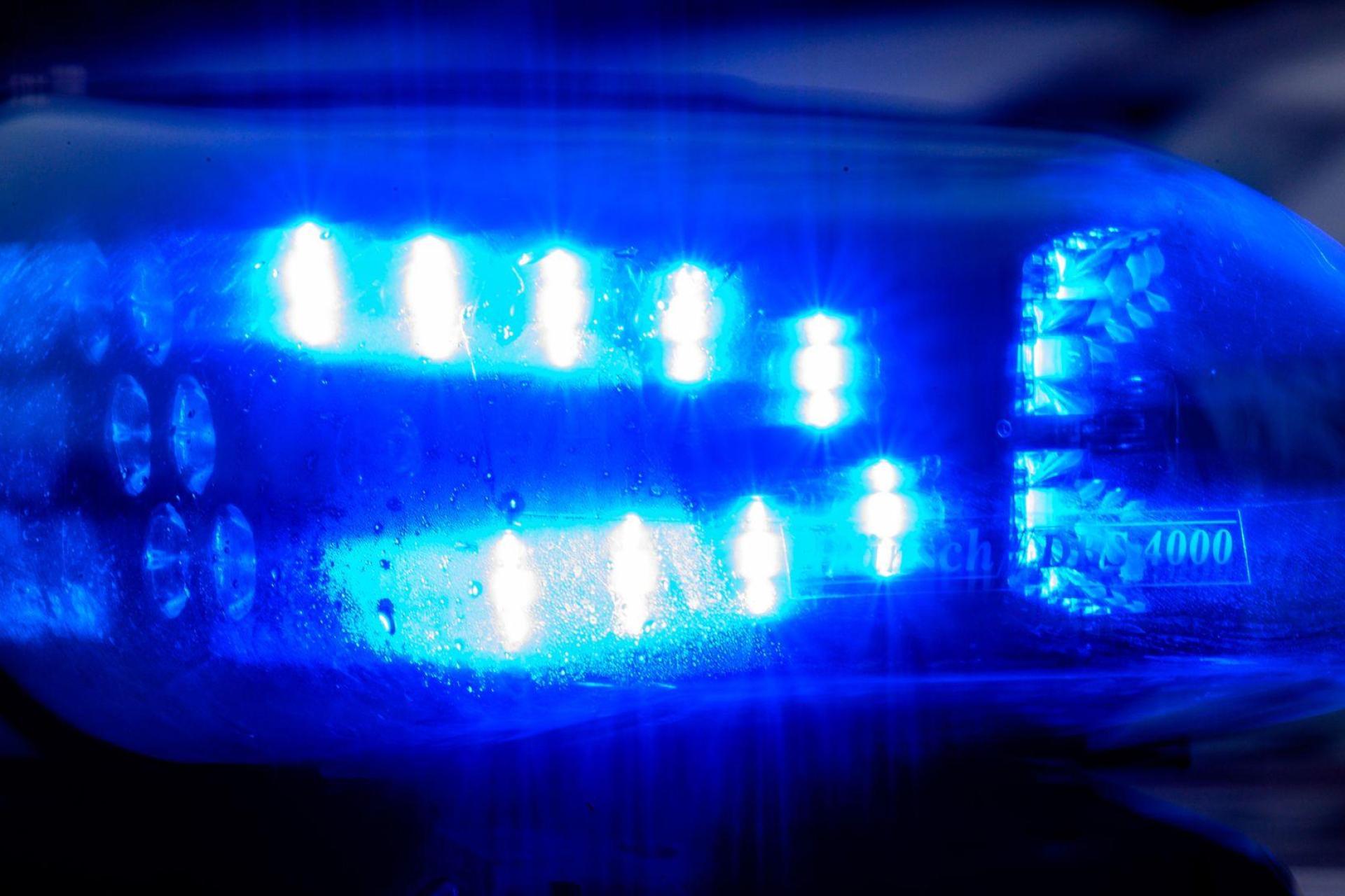 Nach einer nächtlichen körperlichen Auseinandersetzung in Weiden bittet die Polizei um Hinweise. (Symbolbild: Klaus-Dietmar Gabbert/dpa)