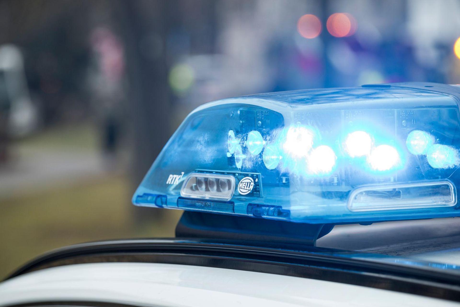 Die Polizei sucht nach Zeugen. Bislang unbekannte Täter warfen Freitagnacht Gegenstände auf fahrende Autos, die auf der B 85 unterwegs waren. (Symbolbild: Daniel Vogl/dpa)