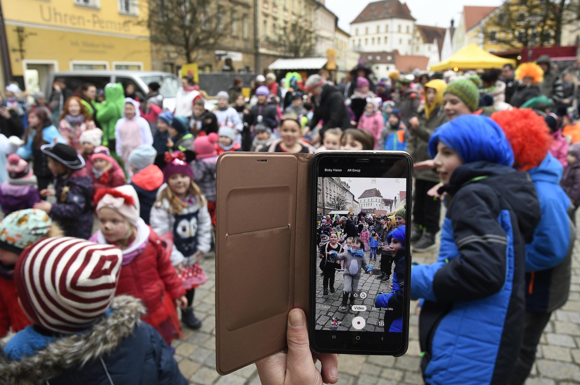 Während der Rosenmontagsparty ist in Sulzbach-Rosenberg der Luitpoldplatz gesperrt. Das hat auch Auswirkungen auf den Busverkehr. (Archivbild: Petra Hartl)