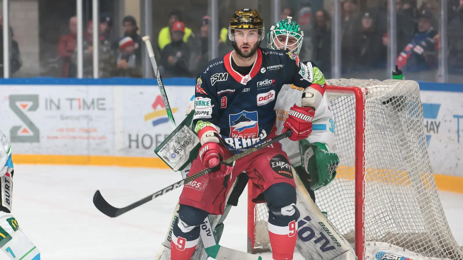 Jordan Knackstedt (vorne, im Trikot der Selber Wölfe) wechselt von den Hannover Scorpions zu den Blue Devils Weiden. (Archivbild: Mario Wiedel)