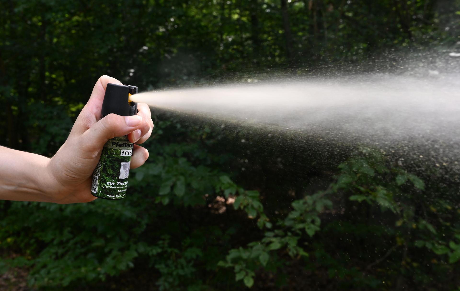 Weil Unbekannte in einem Regensburger Restaurant Pfefferspray versprüht hatten, klagten mehrere Gäste über Husten und Reizung der Schleimhäute. (Symbolbild: Bernd Weißbrod)