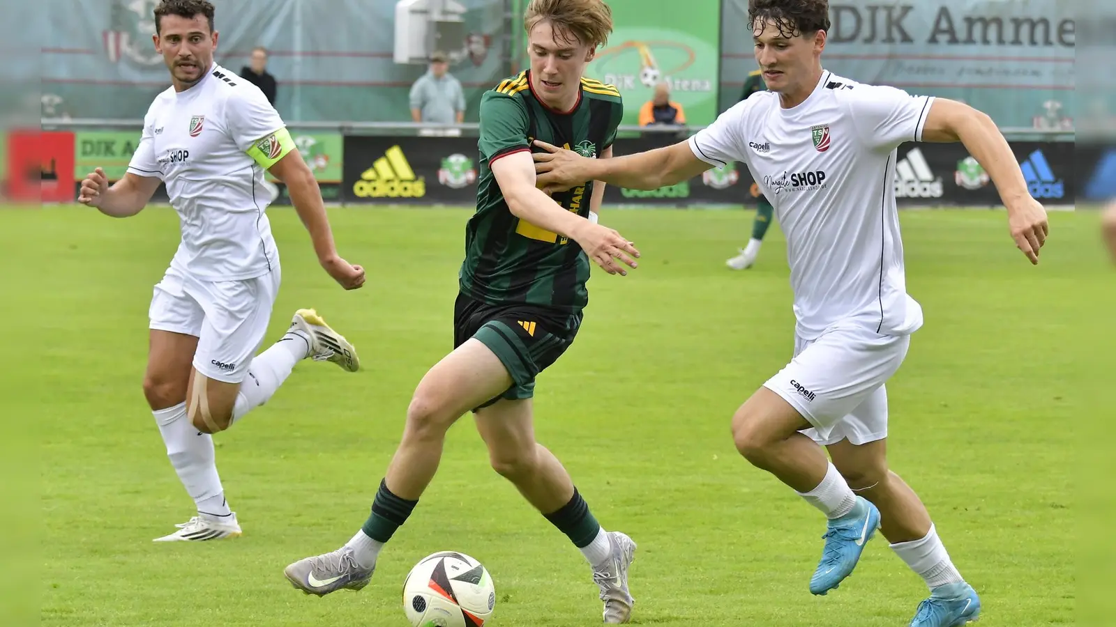 Noah Pirner (Mitte, Szene aus einem früheren Spiel) half der DJK Ammerthal durch seinen Anschlusstreffer im Toto-Pokal gegen Feucht in die nächste Runde.  (Archivbild: Hubert Ziegler)