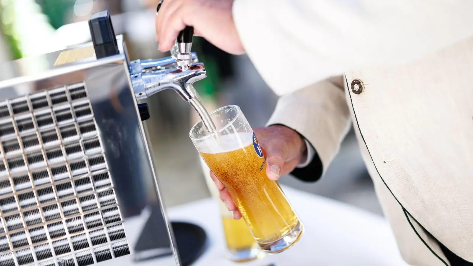 Ein Gast in einem niederbayerischen Wirtshaus bestellte 16 Bier nacheinander und bezahlte jedes einzeln - sehr zum Ärger des Wirtes, der dadurch anfallende Transaktionsgebühren beklagte (Symbolbild). (Bild: Matthias Balk/dpa)