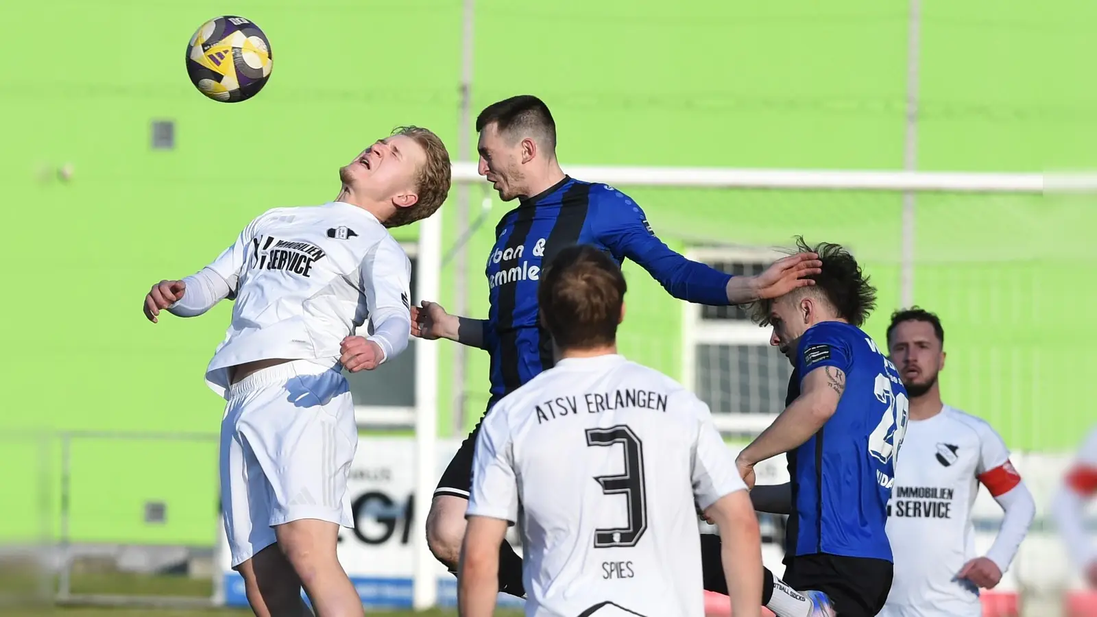 Patryk Bytomski (Mitte) beim Kopfball: Die SpVgg SV Weiden landete mit 2:0 gegen den ATSV Erlangen den fünften Sieg in Folge. (Bild: A. Schwarzmeier)