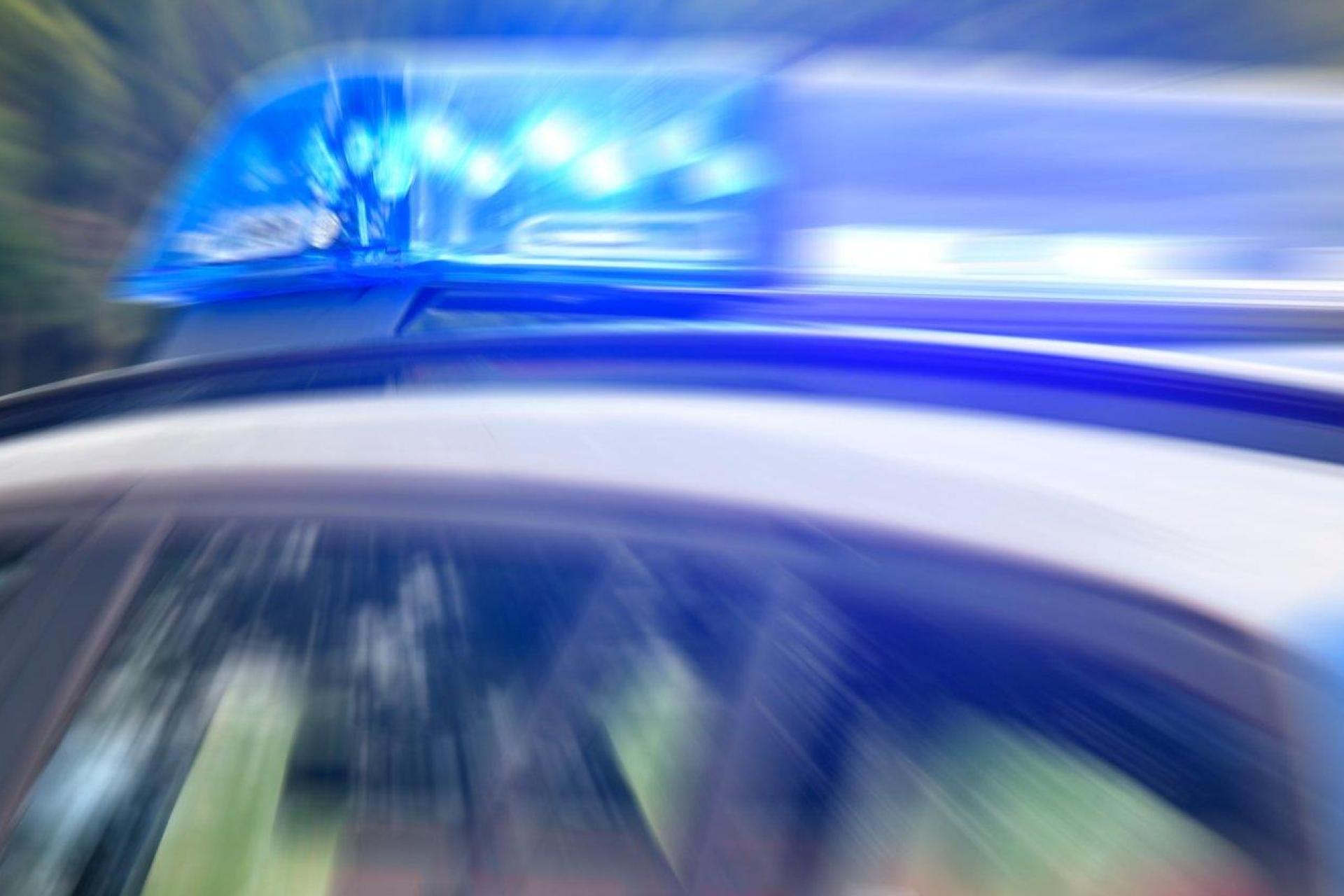 In Weiden ist ein Auto auf einem Parkplatz beschädigt worden. Der Verursacher flüchtete. (Symbolbild: Petra Hartl)