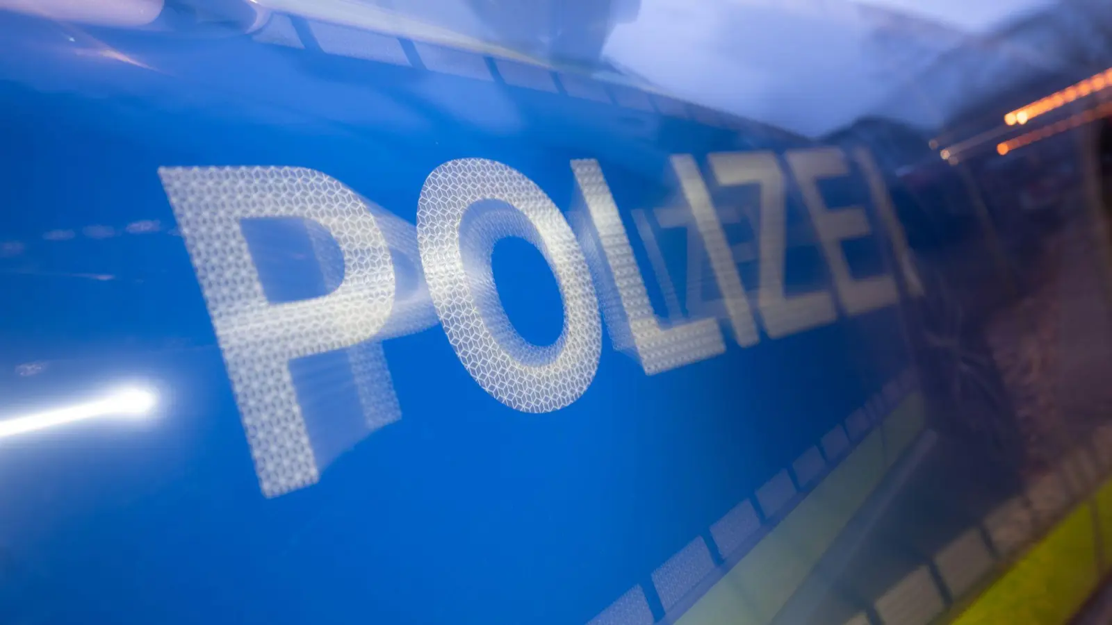 Die Polizei konnte den Mann noch in der Nacht festnehmen, wurde aber danach von ihm beleidigt. (Symbolbild) (Bild: Marijan Murat/dpa)