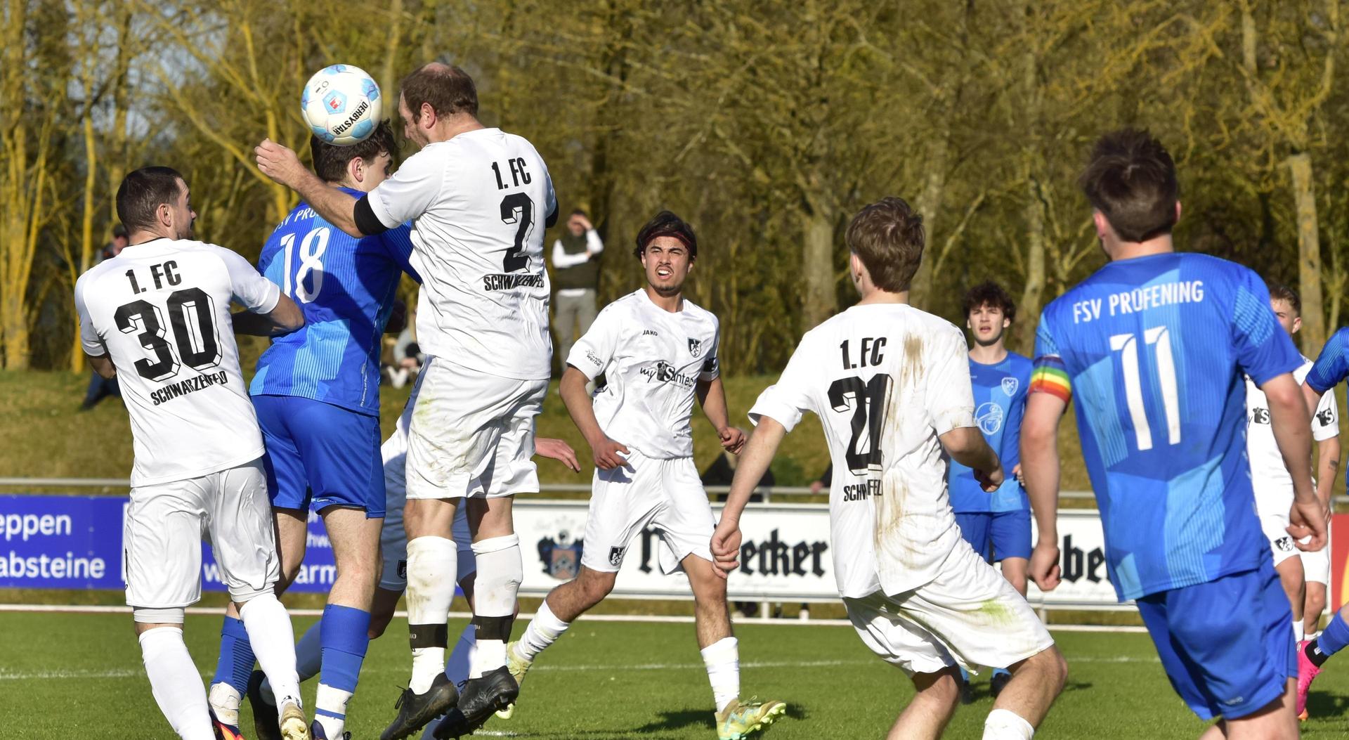 Der 1. FC Schwarzenfeld muss sich nicht mehr mit Gegnern wie dem FSV Prüfening auseinandersetzen. Der Vorsaisonaufsteiger wechselt zusammen mit dem SV Schwarzhofen in die Bezirksliga Nord.  (Archivbild: Hans Mark)