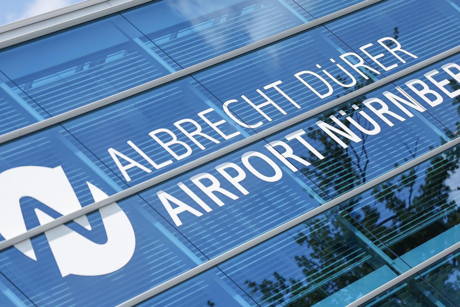 Die Polizei hat den Flughafen in Nürnberg abgesperrt. (Archivbild) (Bild: Daniel Löb/dpa)