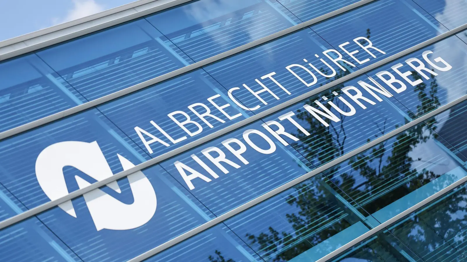 Die Polizei hat den Flughafen in Nürnberg abgesperrt. (Archivbild) (Bild: Daniel Löb/dpa)