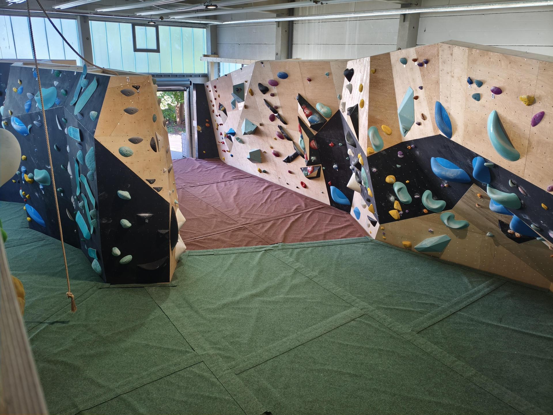 Die Boulderhalle in Amberg soll bald erweitert werden. Betreiber Chris Schubert plant unter anderem einen Kinderbereich. (Bild: wpt)