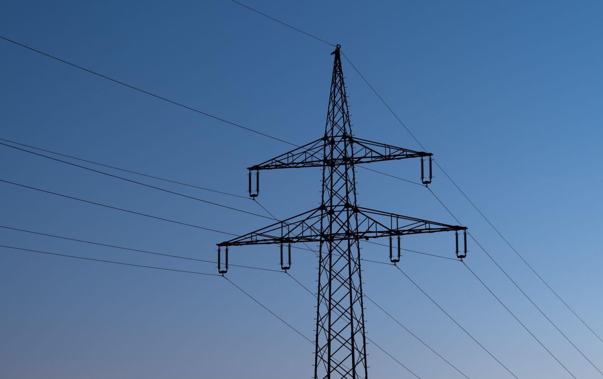 Für etwa 20 Minuten waren am Dienstagnachmittag vor allem Haushalte im südlichen Teil des Stadtgebiets von Sulzbach-Rosenberg ohne Strom. (Symbolbild: Silas Stein/dpa)